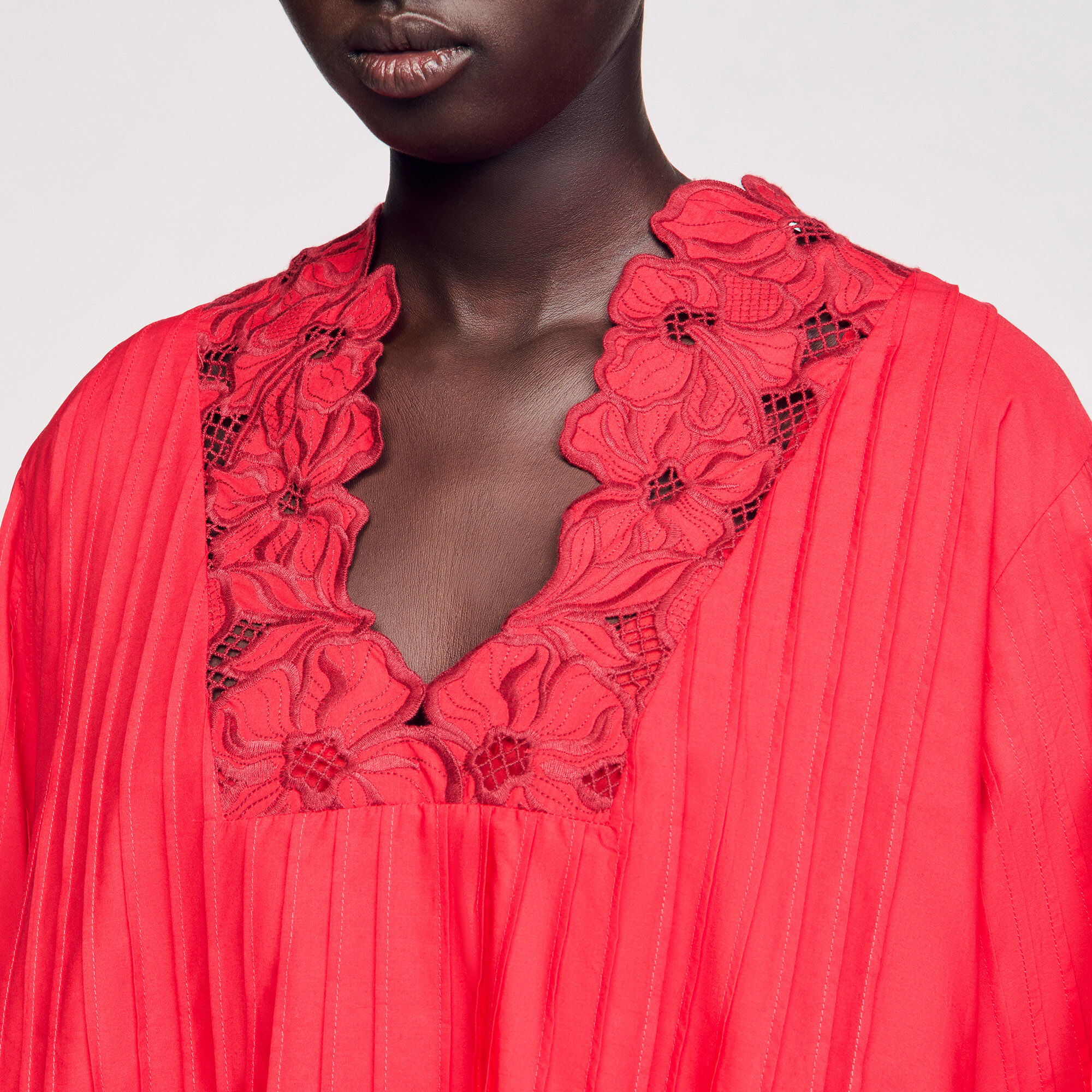 Robe courte à détails fleurs
