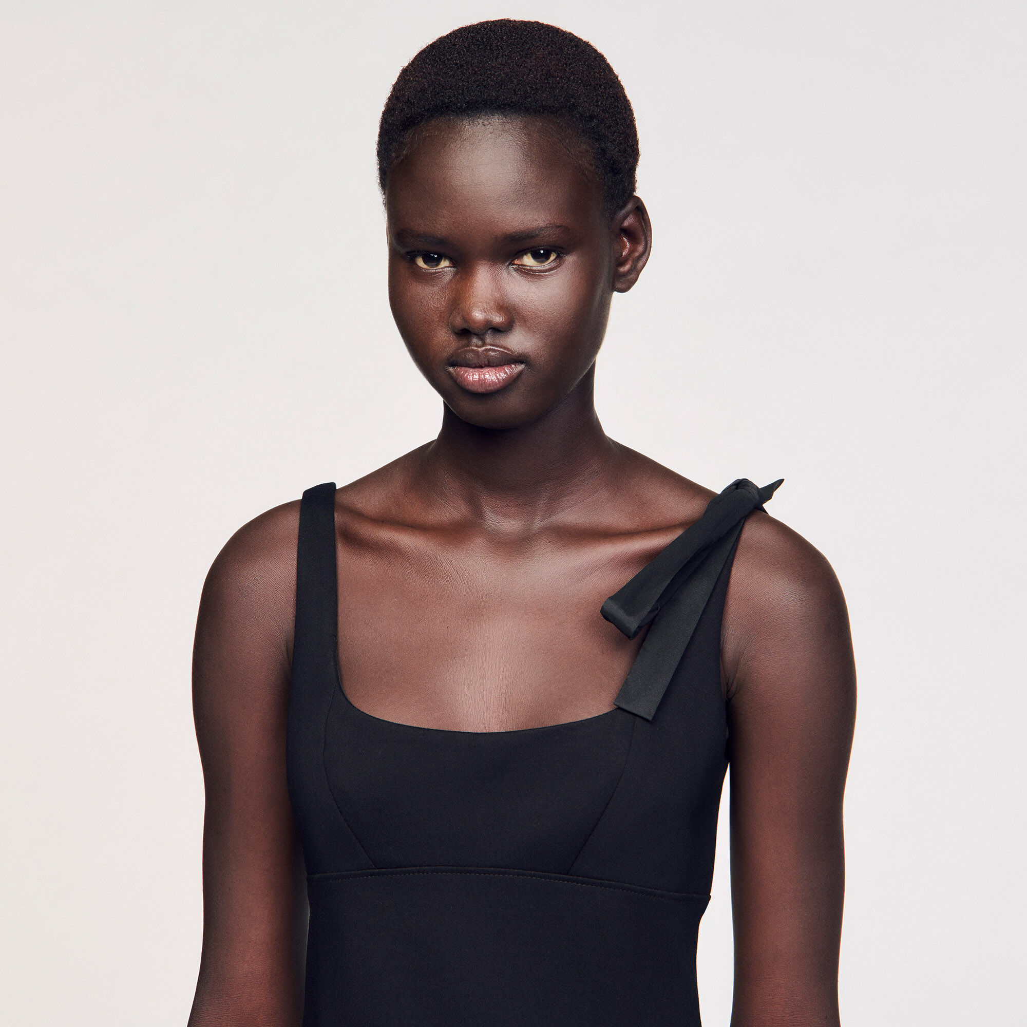 Langes Kleid aus Materialmix