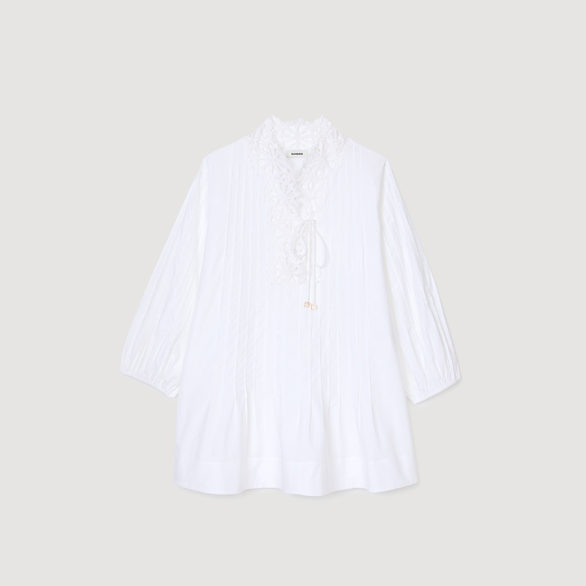 Kurzes Kleid mit Spitzendetail