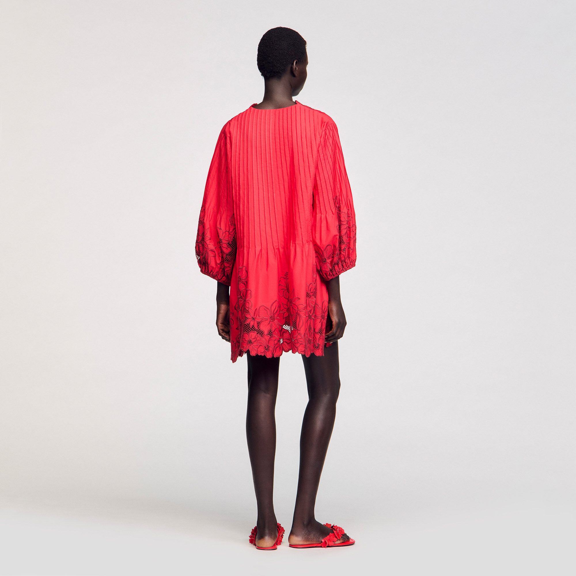 Robe courte à détails fleurs