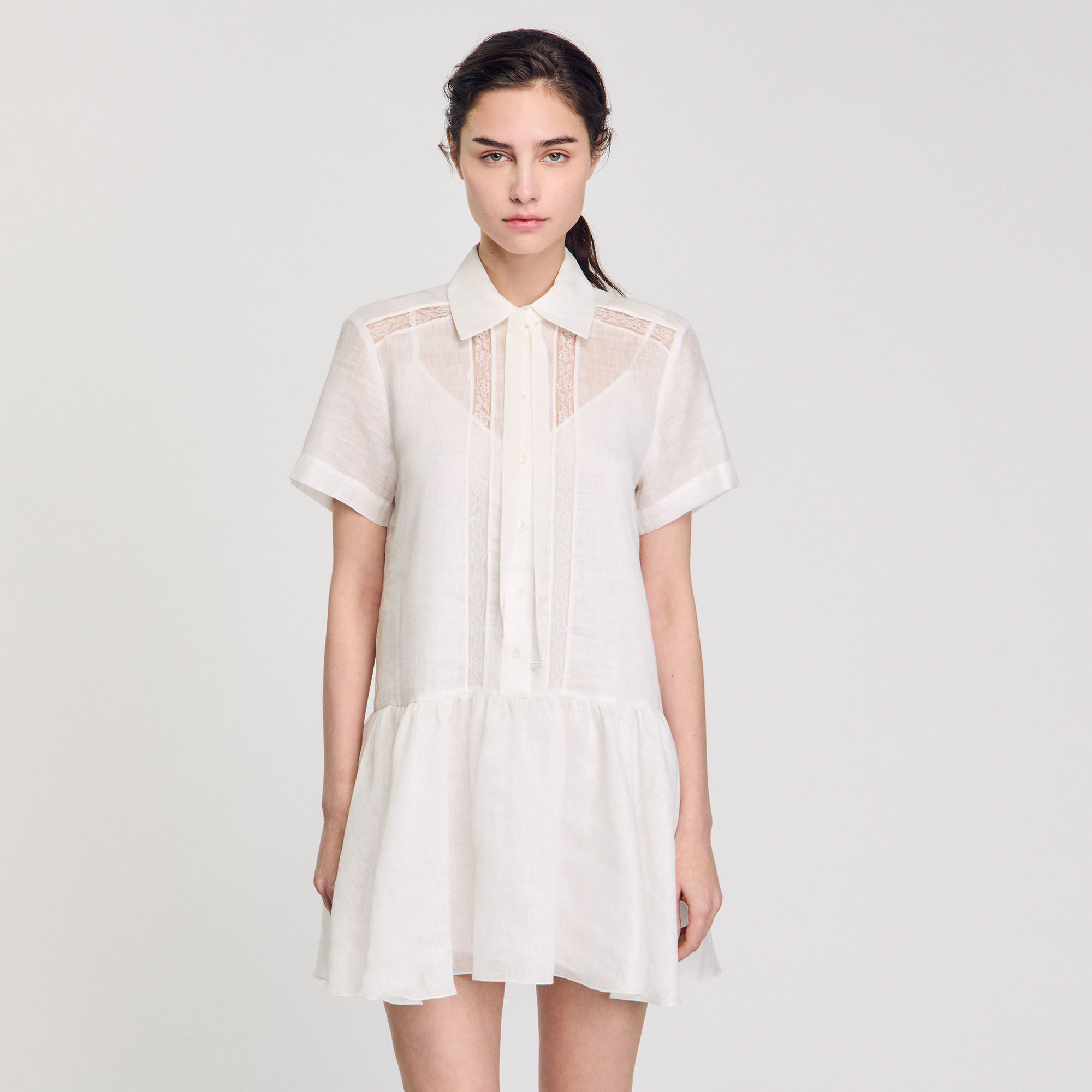 Kurzes Kleid mit Spitzendetails