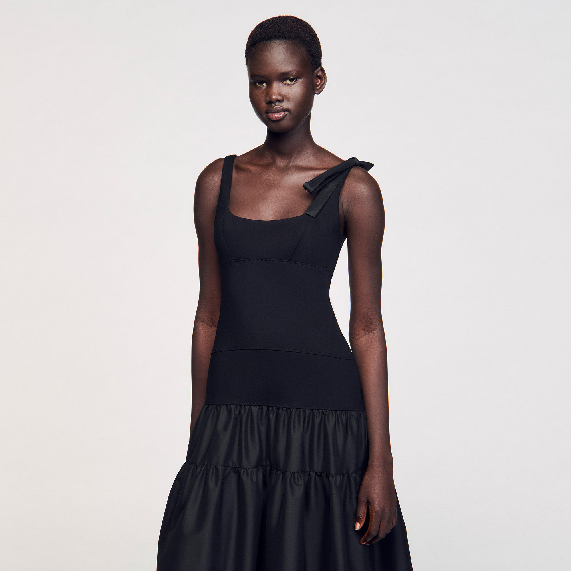 Langes Kleid aus Materialmix