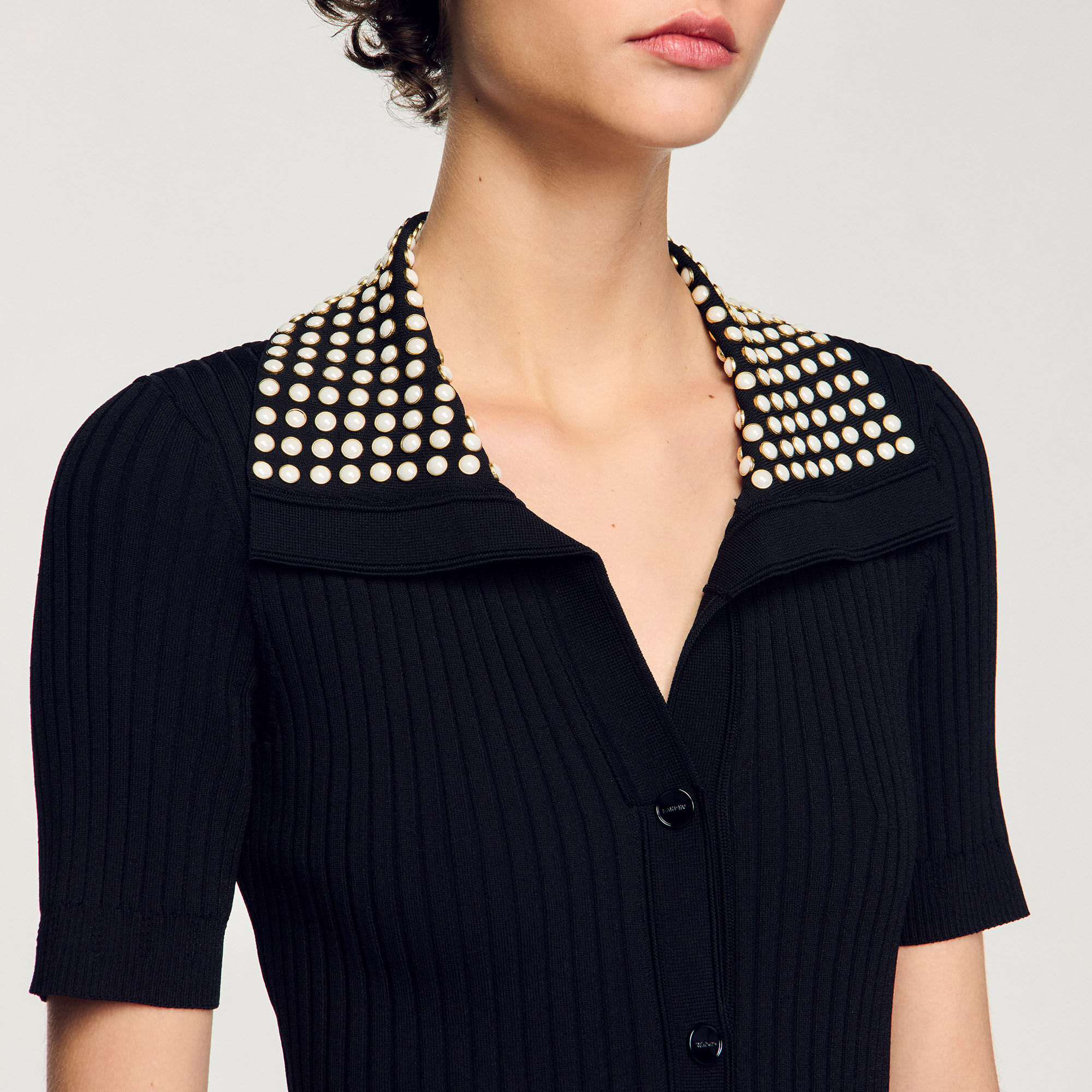 Langes Strickkleid mit Nieten