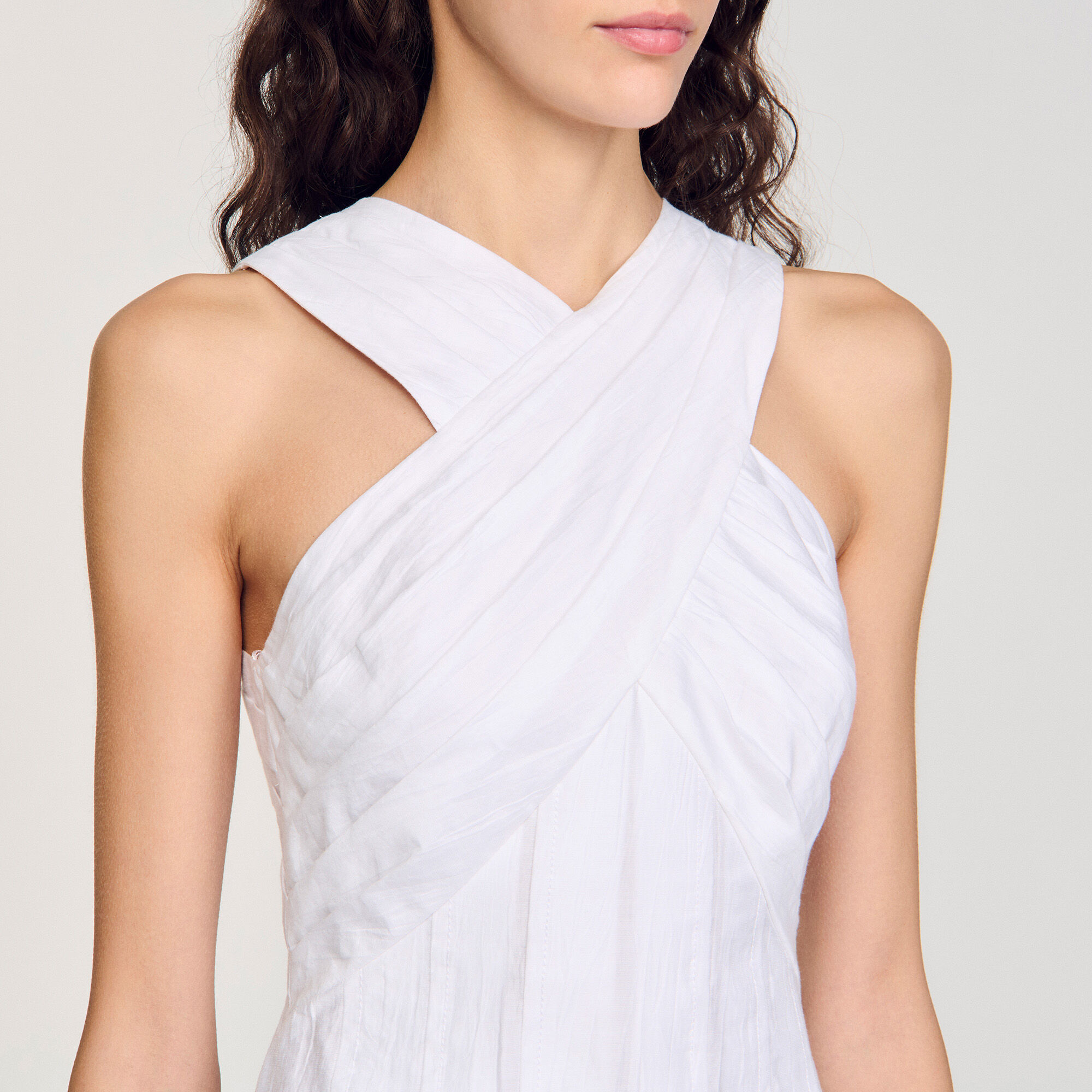 Langes und überkreuztes Kleid