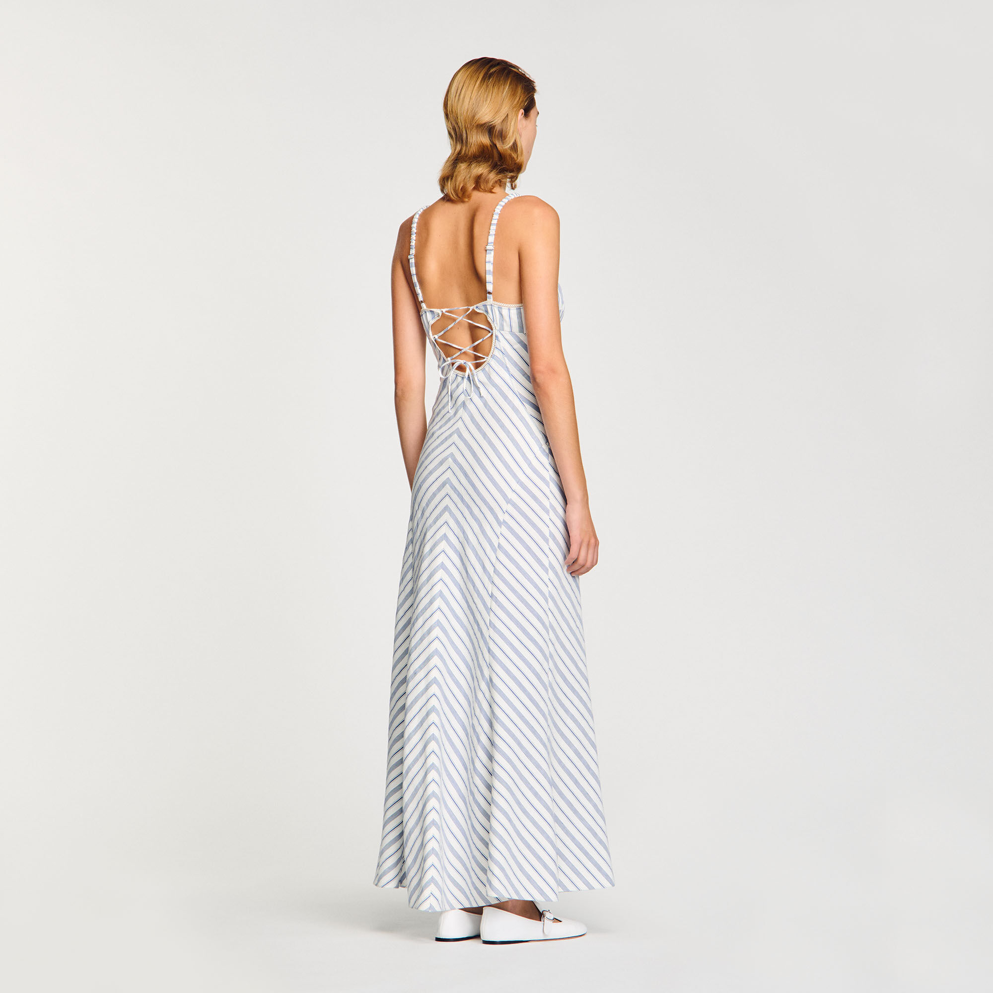 Langes gestreiftes Trägerkleid