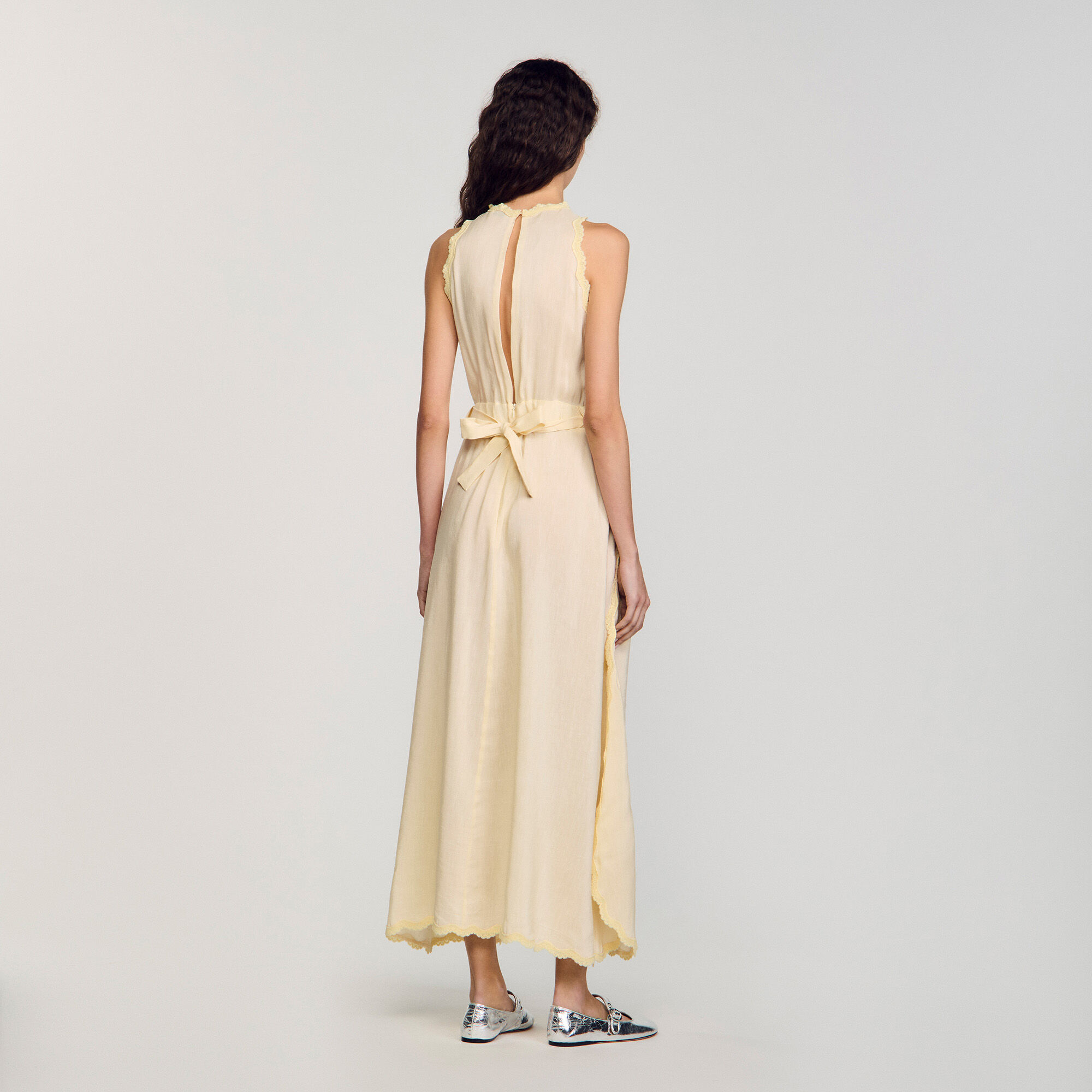 Langes Kleid mit Spitzendetails