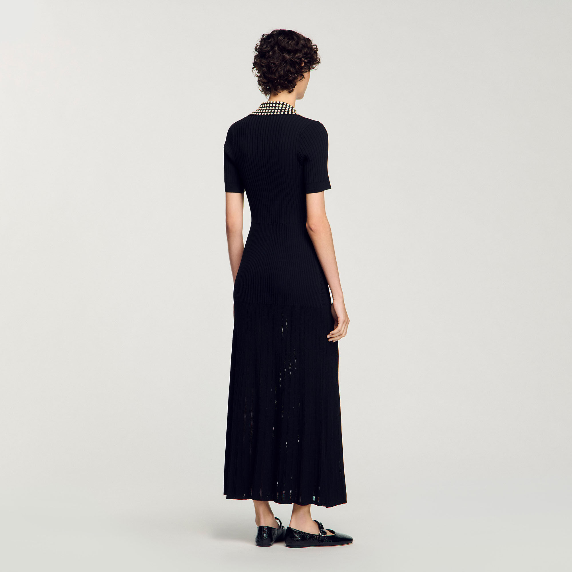 Langes Strickkleid mit Nieten