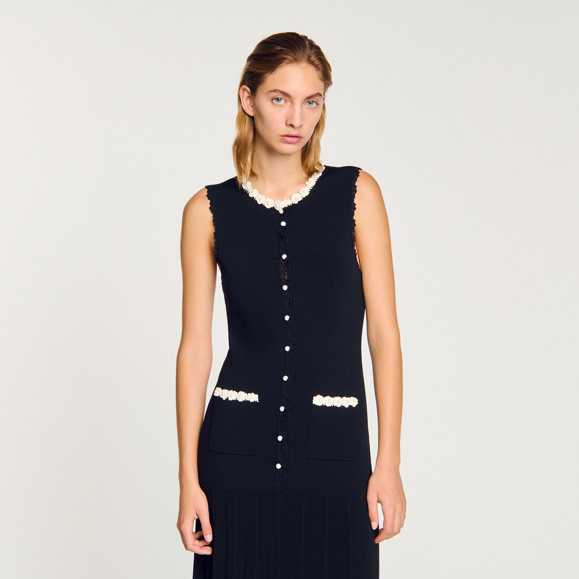 Langes Kleid mit Häkeldetails