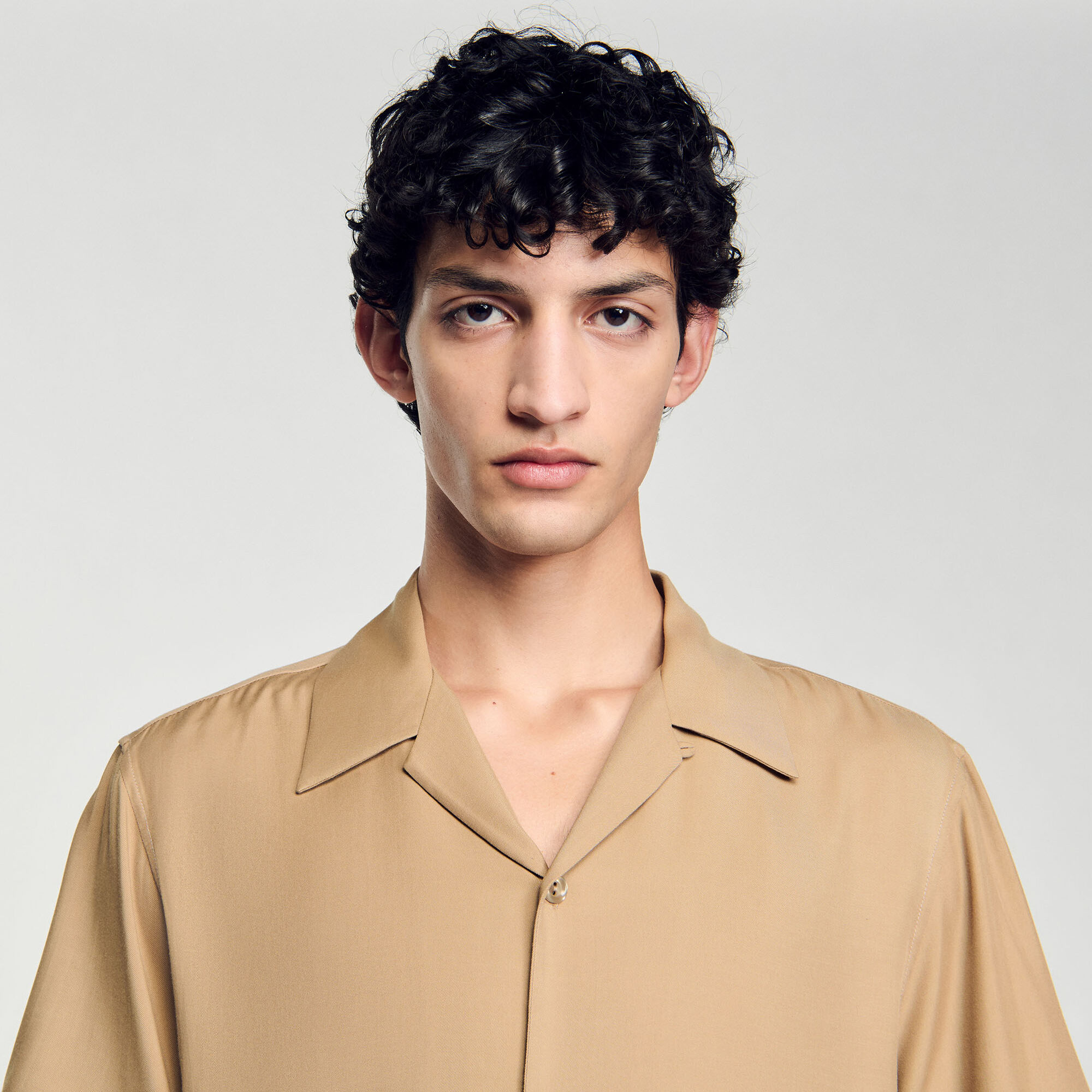 Chemise à col requin