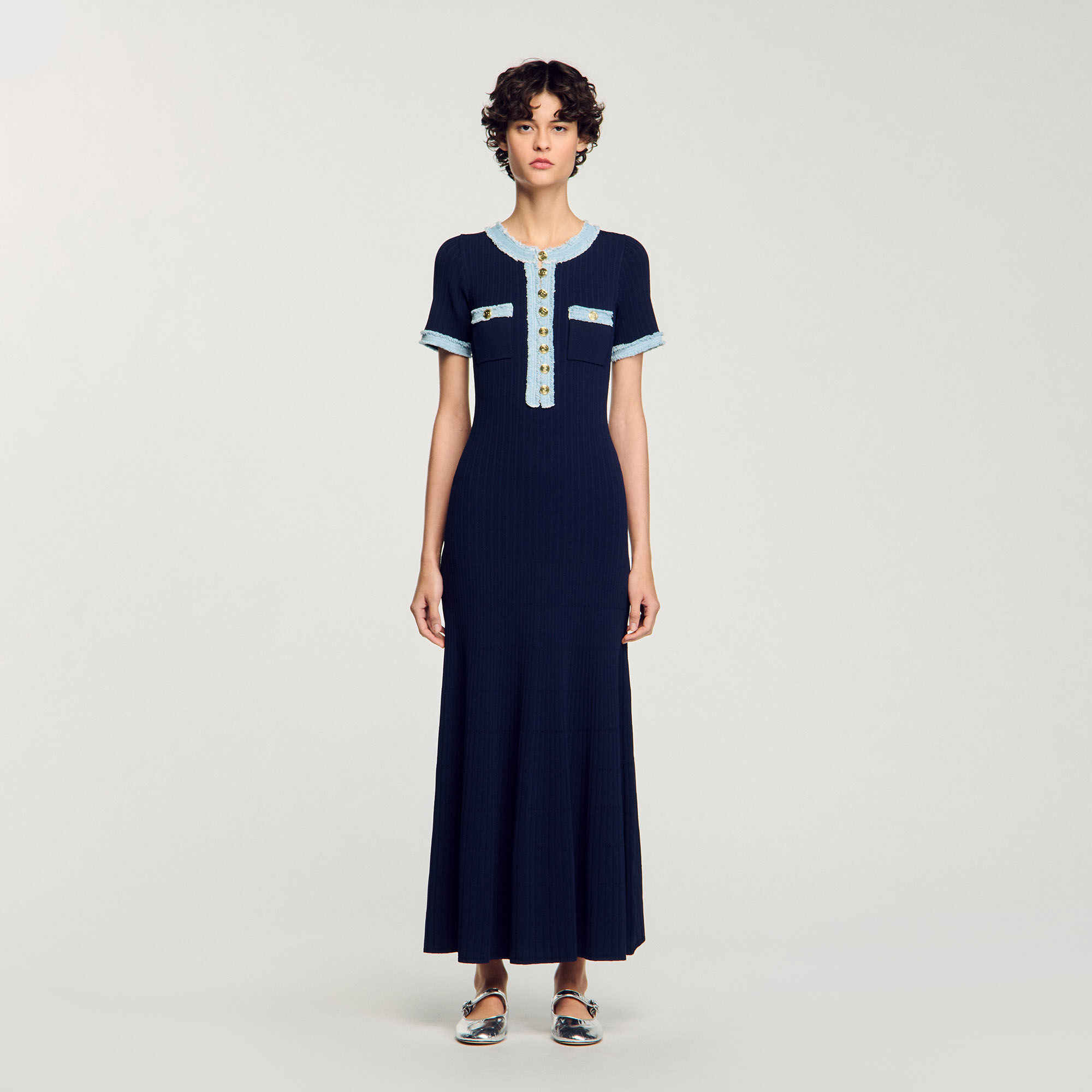 Robe longue en maille à détails denim