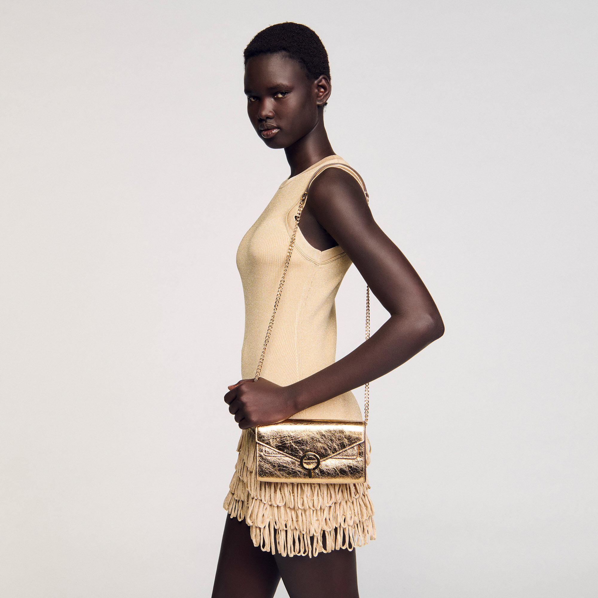 Pochette aus goldfarbenem Leder