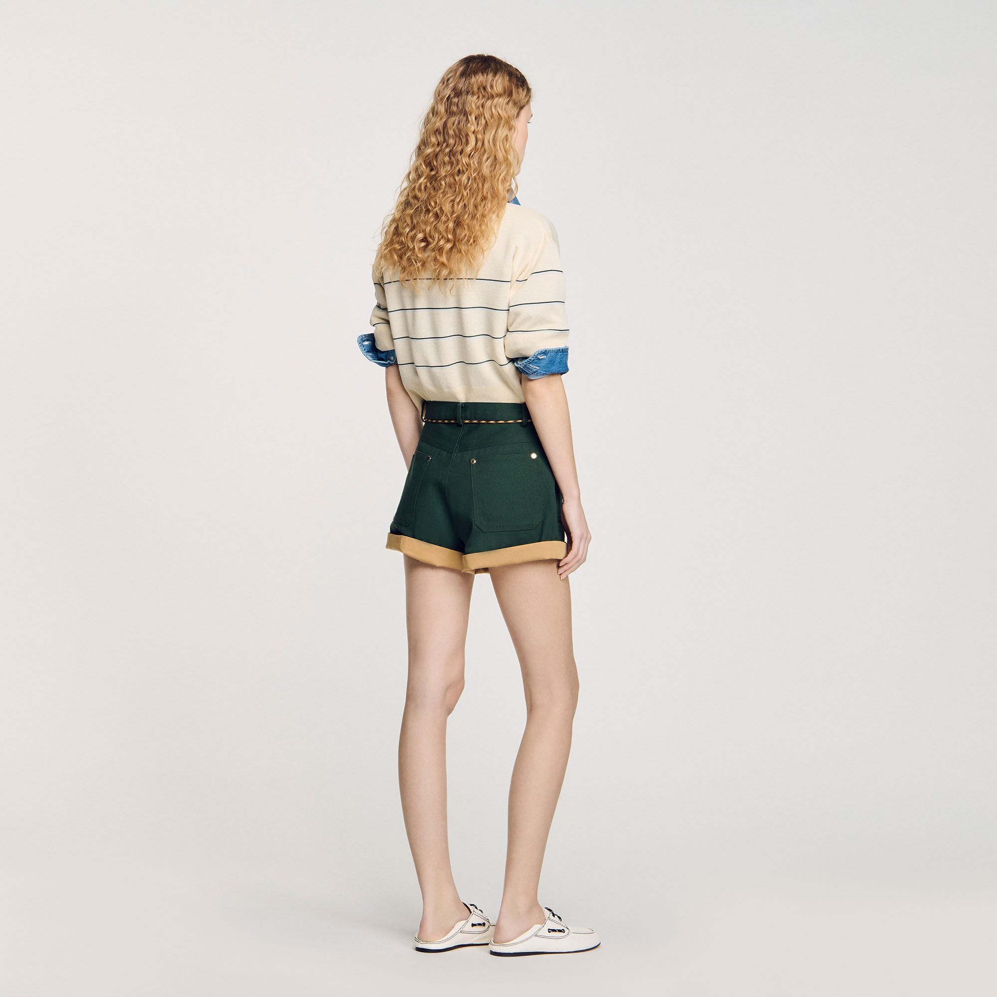 Zweifarbige Shorts mit Kordelzug