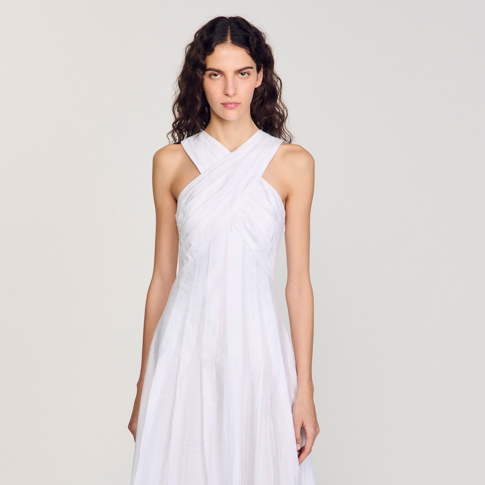 Langes und überkreuztes Kleid