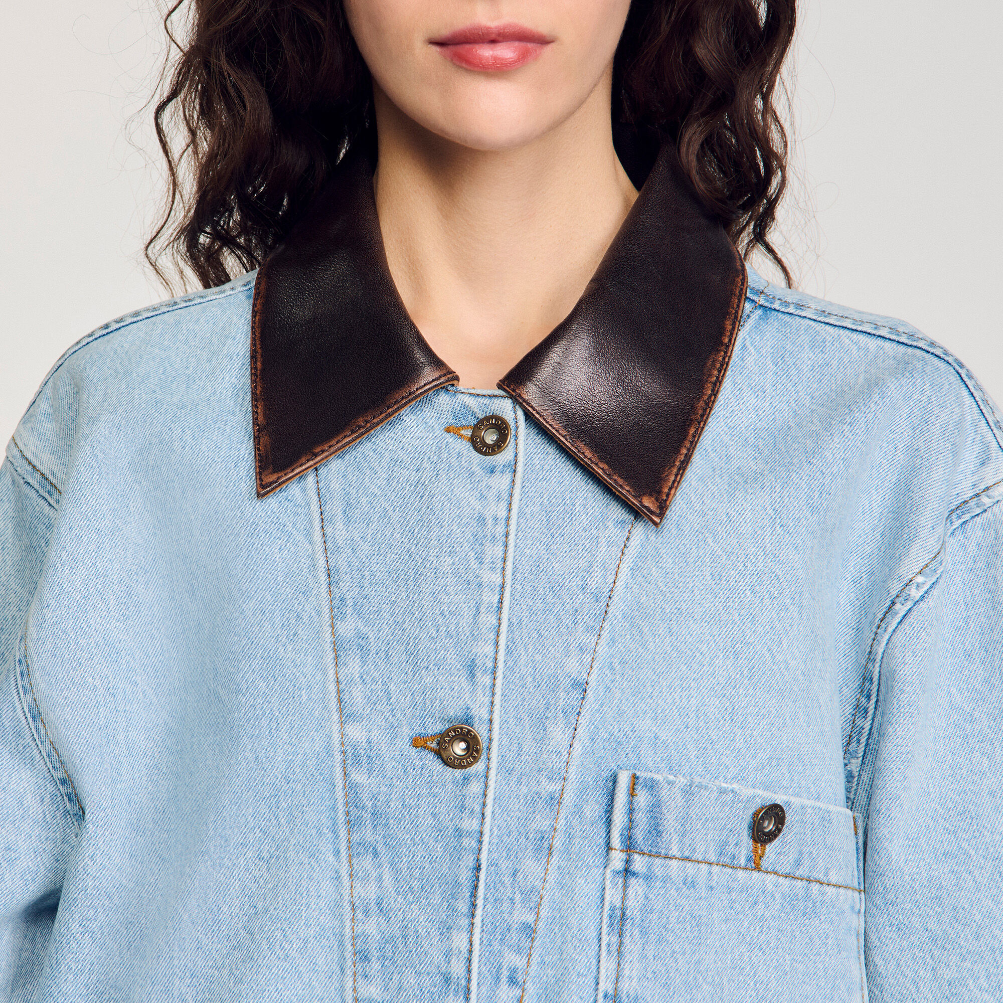 Blouson en jean à col en cuir