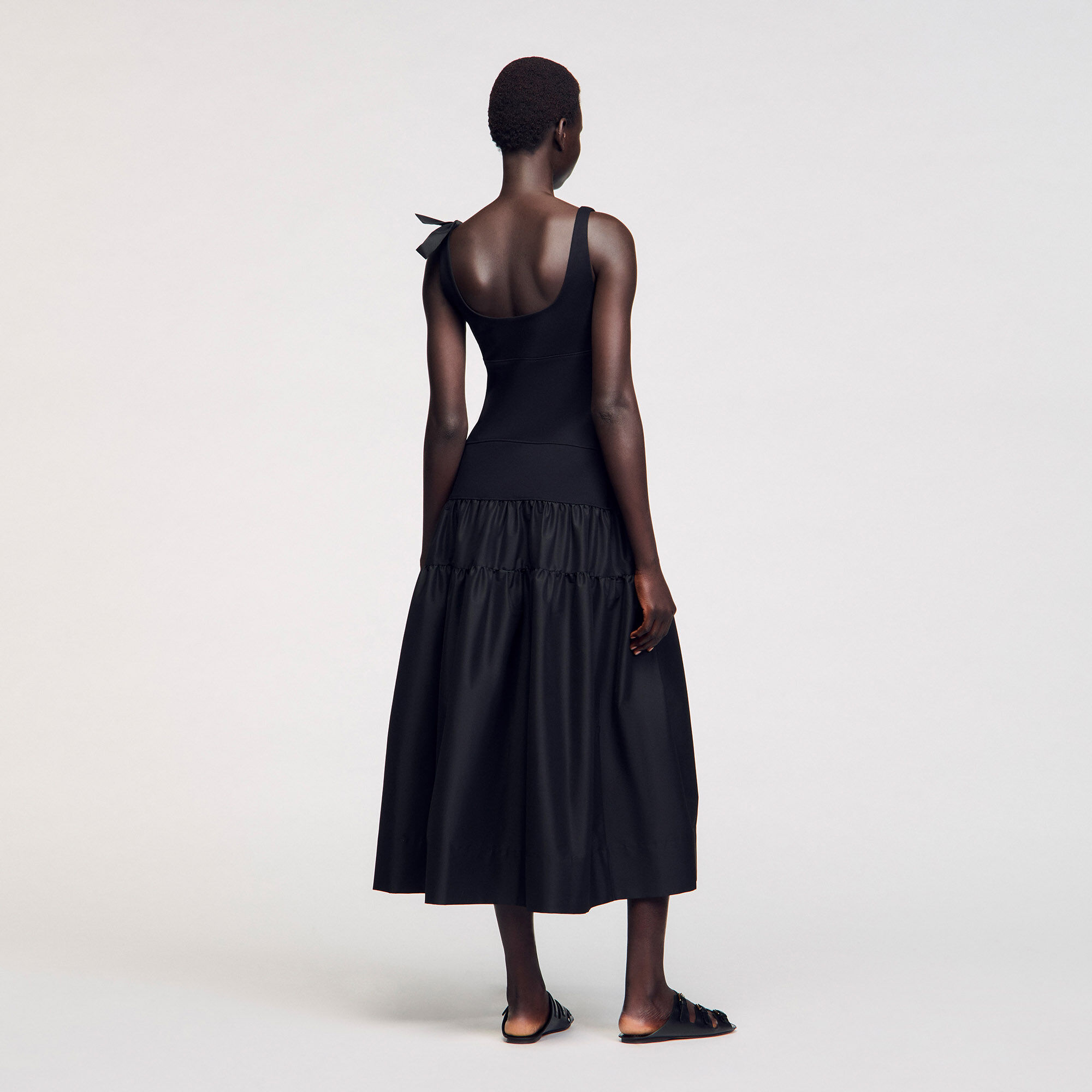 Langes Kleid aus Materialmix