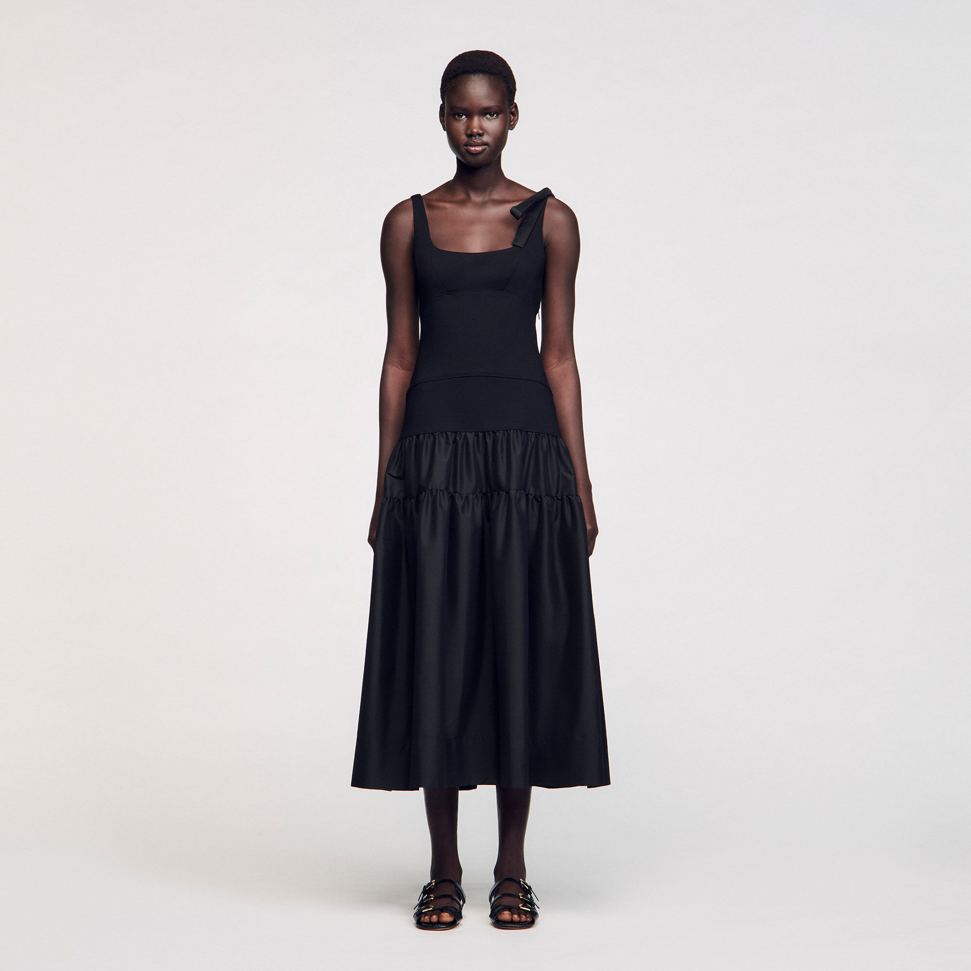 Langes Kleid aus Materialmix