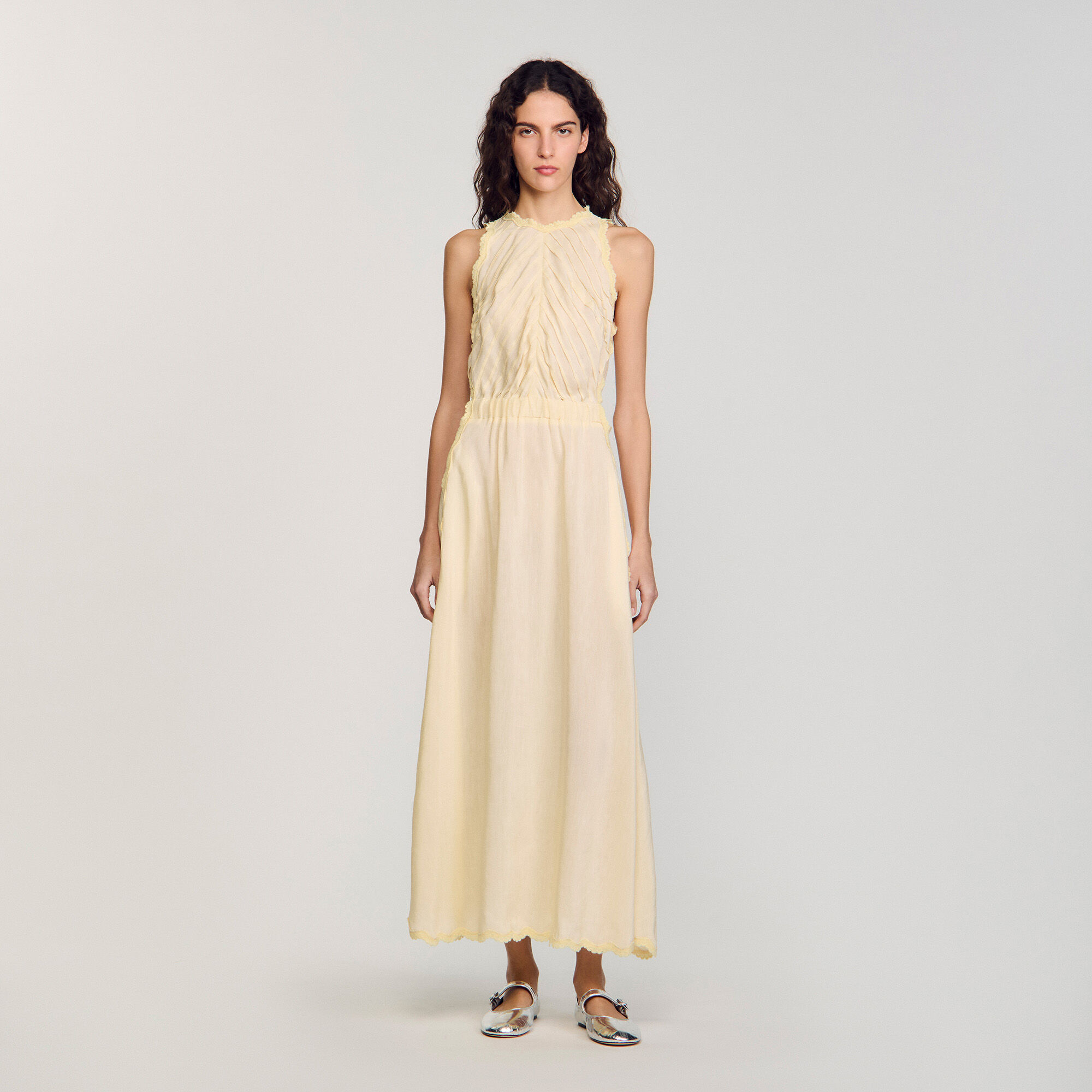 Langes Kleid mit Spitzendetails