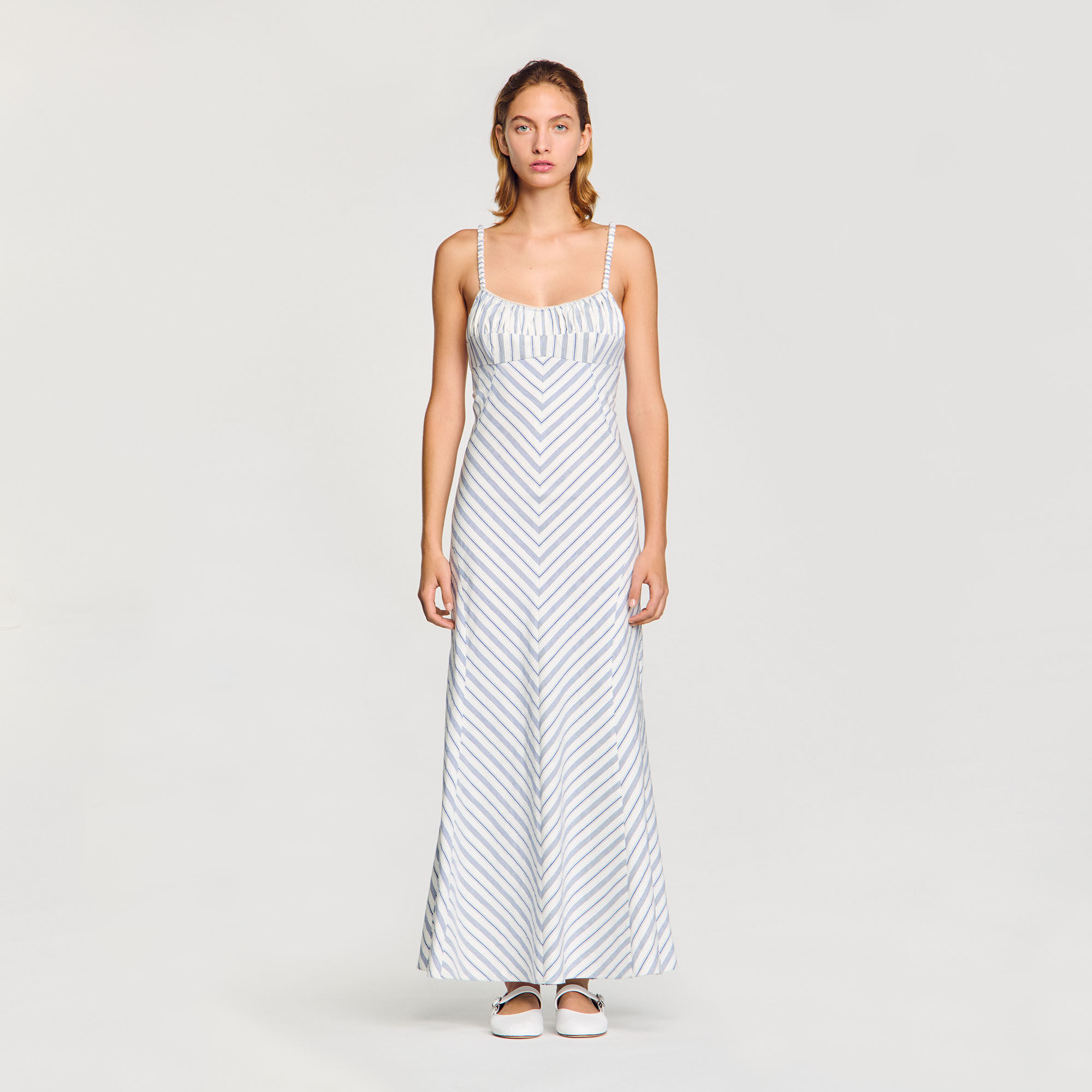 Langes gestreiftes Trägerkleid