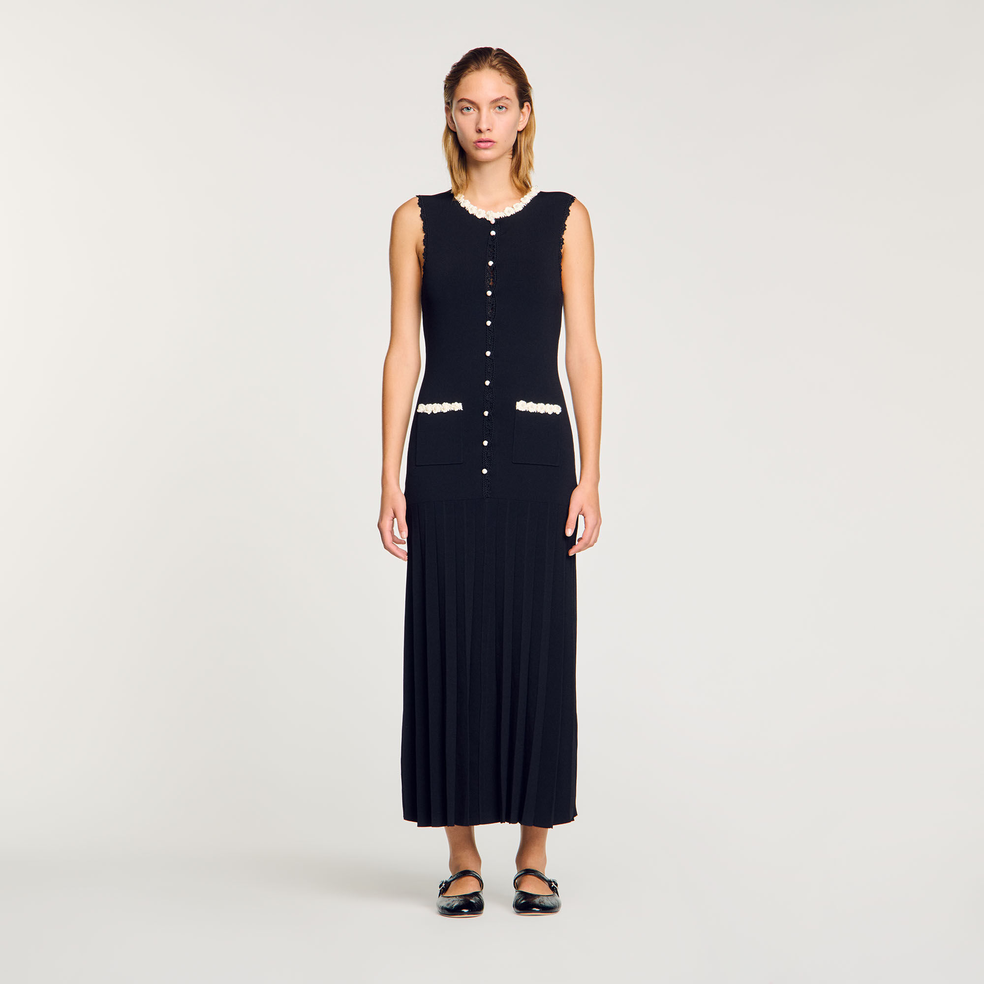 Langes Kleid mit Häkeldetails