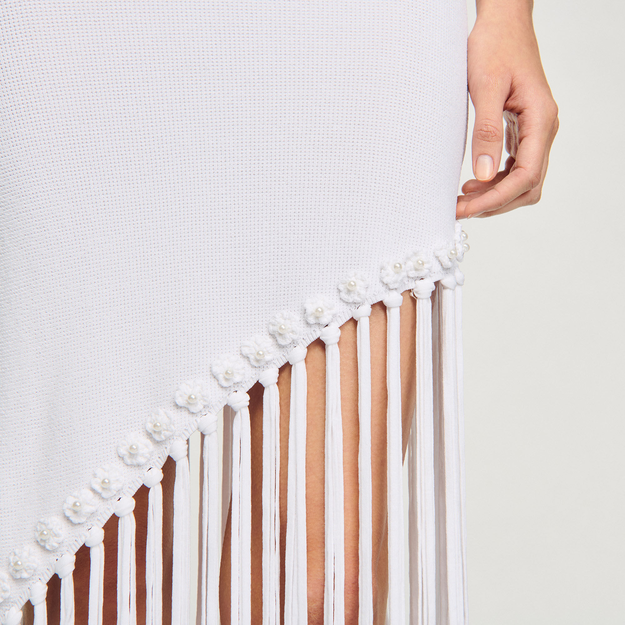 Langes Kleid mit Häkeldetails