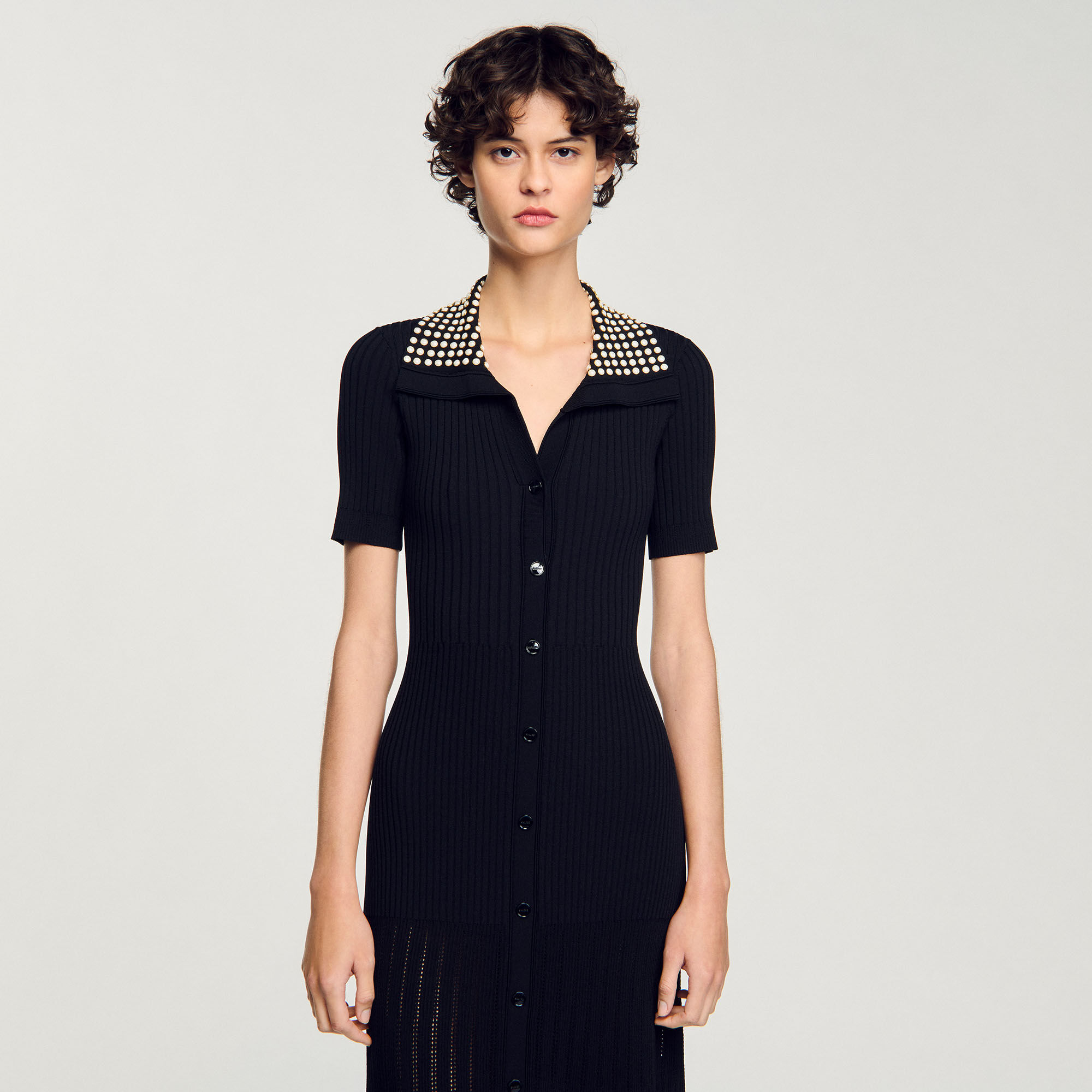 Langes Strickkleid mit Nieten