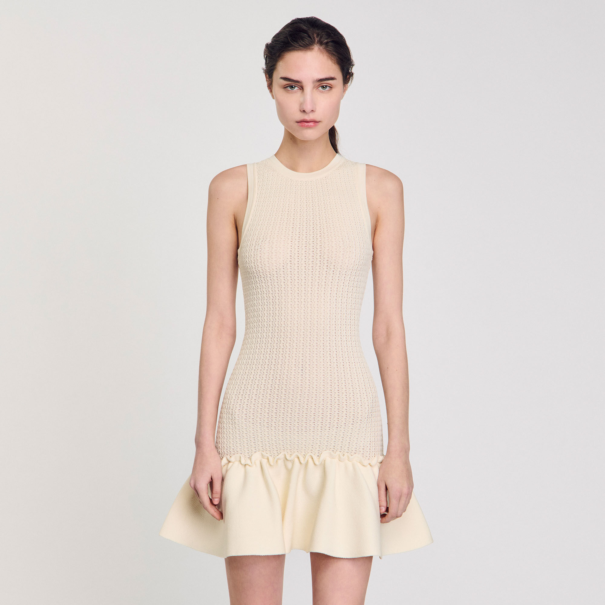 Kurzes Strickkleid mit Volant