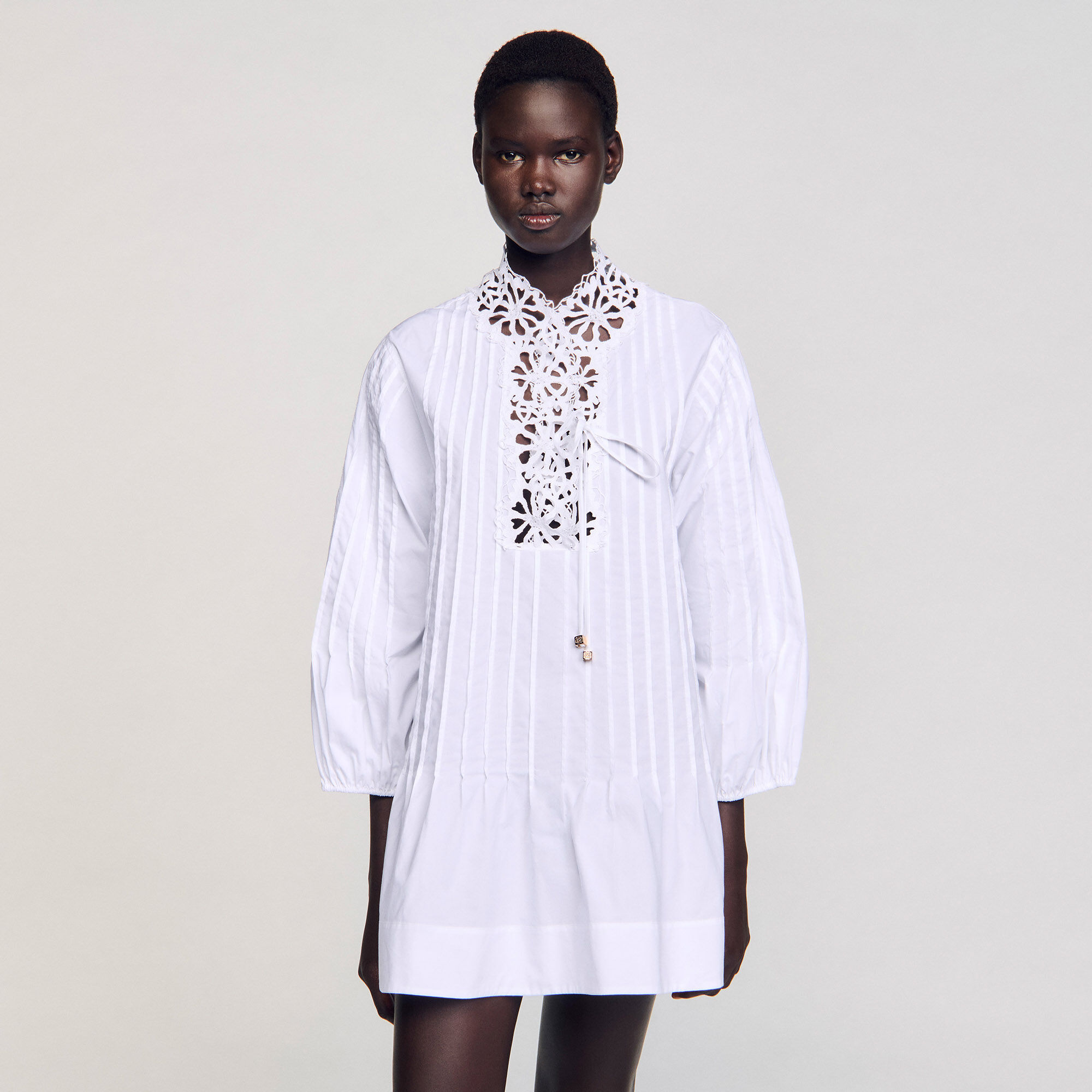 Kurzes Kleid mit Spitzendetail