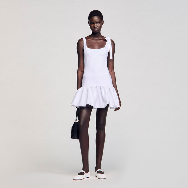 Kurzes Kleid aus Materialmix